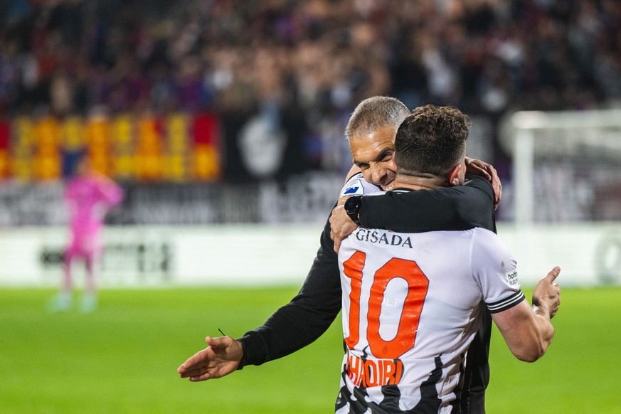 Trainer Fabio Celestini (FCB) and Xherdan Shaqiri (FCB) celebrate, at the end of the Super League soccer match FC Lugano against FC Basel at the Cornaredo Stadium in Lugano, Saturday, Mai 10, 2025 .(K ...