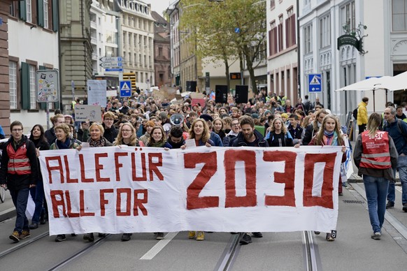 Organisiert vom Klimastreik Basel findet eine nationale Demonstration zum Thema Basel Netto Null Treibhausgasemissionen bis 2030 statt, in Basel, am Samstag, 5. November 2022. (KEYSTONE/Georgios Kefal ...