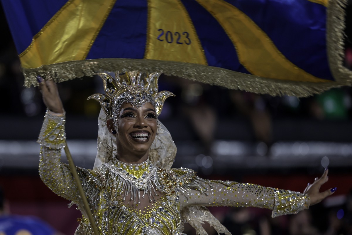 Un artiste de l'école de samba Paraiso do Tuiuti défile lors de la deuxième journée du Carnaval de Rio.