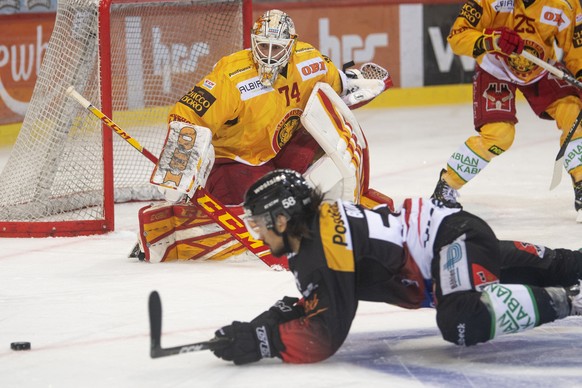 Berns Eric Blum, vorne, kaempft um den Puck gegen Tigers Goalie Ivars Punnenovs, hinten, waehrend des Meisterschaftsspiels der National League zwischen dem SC Bern und den SCL Tigers, am Samstag, 1. F ...