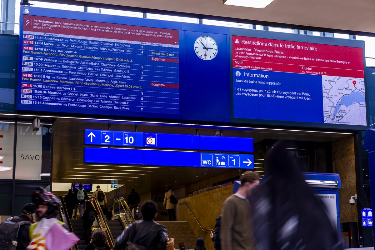 Le panneau d'information des Chemins de fer federaux suisses (CFF) Geneve - Cornavin annonce des avis de perturbations de trafic ferroviaire sur la ligne Lausanne - Yverdon et des suppressions de ...