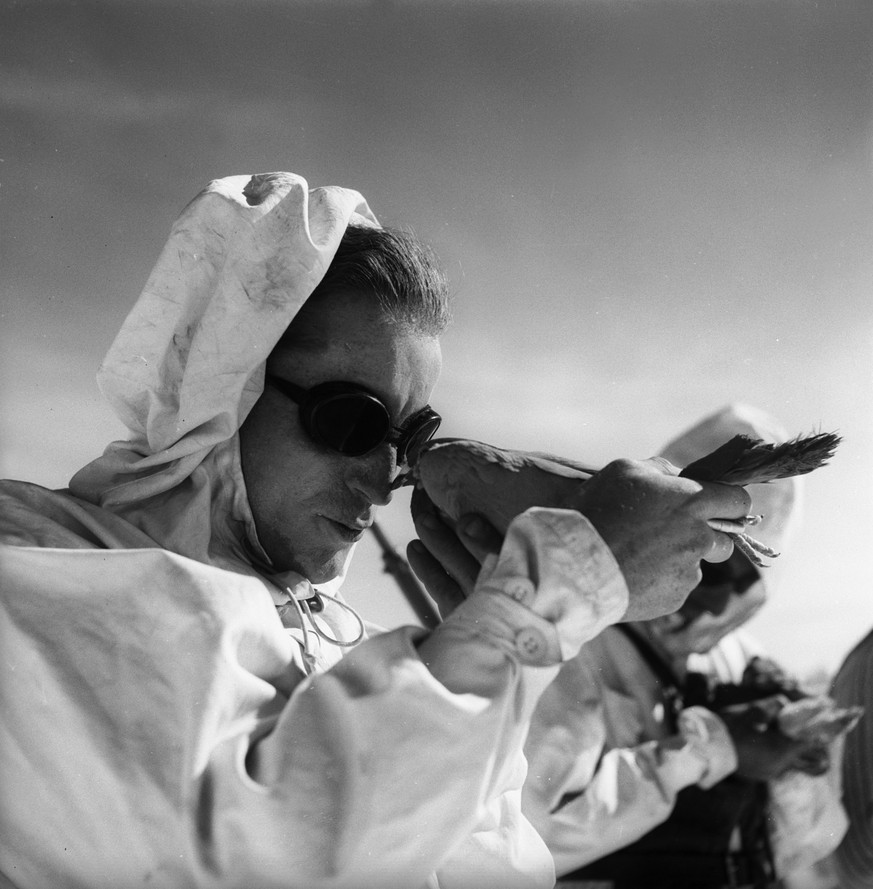 Hochgebirgssoldaten der Schweizer Armee im Aktivdienst machen sich gegen Ende Juli im Kriegsjahr 1941 von Arolla auf, um auf dem Arollagletscher mittels Brieftauben eine 1. August-Botschaft an General ...