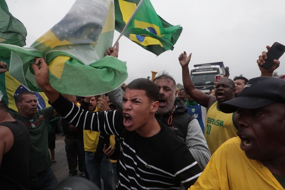 epaselect epa10279402 Groups of truckers block roads in Rio de Janeiro, Brazil, 01 November 2022. According to videos released on social networks by leaders of that rebellion, they will only end the p ...