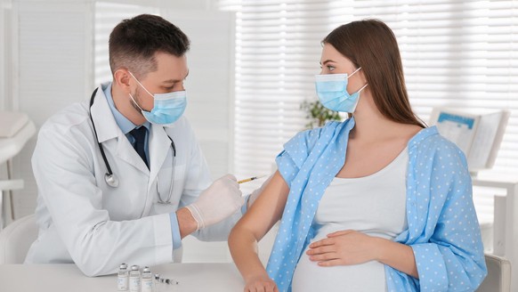 Schwangere werden in der Schweiz ab dem zweiten Trimester geimpft.