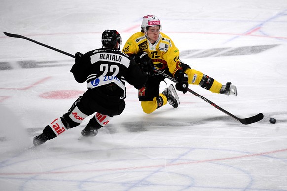 Lugano&#039;s player Santeri Alatalo left, fights for the puck with Bern&#039;s player Noah Fuss right, during the preliminary round game of National League Swiss Championship 2022/23 between HC Lugan ...