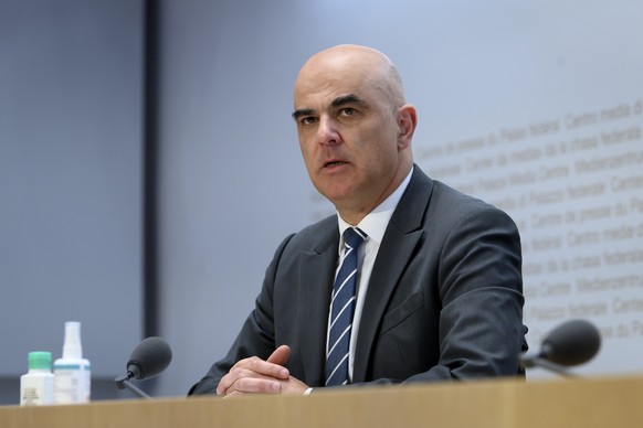 Bundesrat Alain Berset spricht waehrend einer Medienkonferenz ueber die neusten Entscheide des Bundesrates zur Coronavirus-Pandemie, am Mittwoch, 16. Februar 2022, im Medienzentrum Bundeshaus in Bern. ...