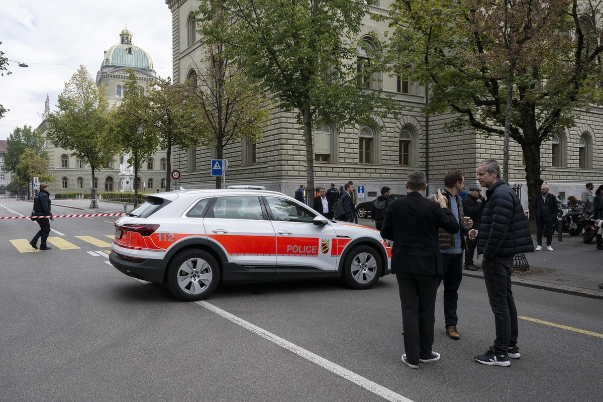 Ein Polizeiauto steht in der Bundesgasse. Wegen einem Alarm wurde das Bundeshaus West und das Medienzentrum evakuiert, am Mittwoch, 18. Oktober 2023, in Bern. Der Abschnitt vor dem Bundeshaus ist zurz ...