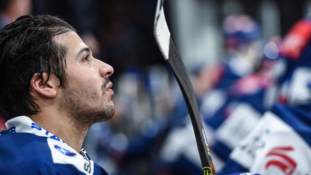 Enttaeuschung bei ZSC-Spieler Inti Pestoni im Eishockey Meisterschaftsspiel der National League zwischen den ZSC Lions und HC Fribourg-Gotteron, am Sonntag, 7. Januar 2018, im Zuercher Hallenstadion i ...