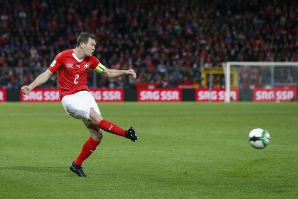 ARCHIVBILD --- ZUM WECHSEL VON STEPHAN LICHTSTEINER VON JUVENTUS ZUM FC ARSENAL STELLEN WIR IHNEN FOLGENDES BILDMATERIAL ZUR VERFUEGUNG --- Switzerland&#039;s defender Stephan Lichtsteiner in action d ...