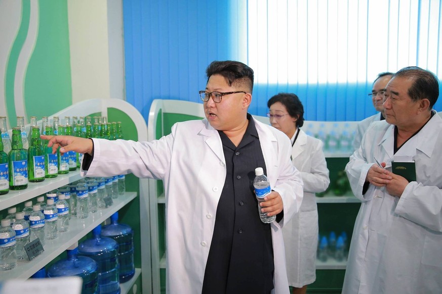Photos from the day Kim Jong-un visits mineral water factory in Pyongyang (160930) -- PYONGYANG, Sept. 30.  2016 -- Photo provided by Korean Central News Agency () on Sept. 30.  2016 shows top leader of the...