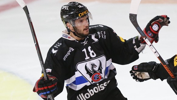 Fribourgs John Fritsche, links, jubelt nach seinem Tor zum 1-1 mit seinen Teamkollegen, im Eishockey Meisterschaftsspiel der National League zwischen dem HC Fribourg Gotteron und dem EHC Biel, am Dien ...