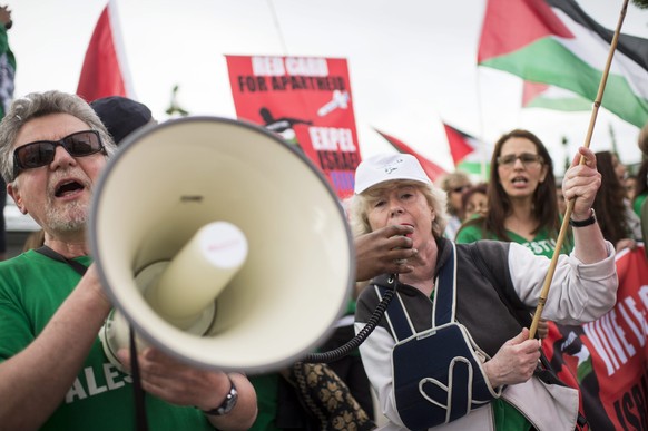 epa04773283 Palestinian activists protest in front of the Hallenstadtion, where the 65th FIFA congress takes place in Zurich, Switzerland, 29 May 2015. The Palestinian Football Association is asking F ...