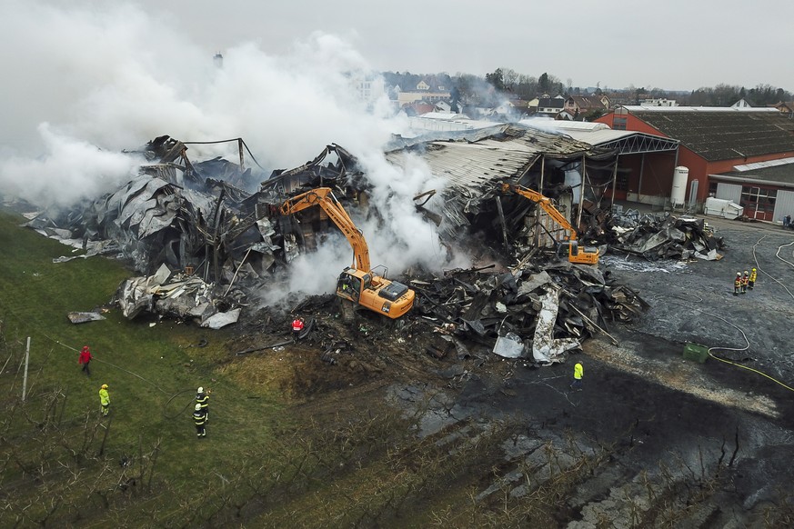 Der Schadenplatz nach einem Grossbrand bei der Tobi Tafelobst AG, aufgenommen am Samstag, 17. Maerz 2018, in Egnach. Der Brand war vergangene Nacht ausgebrochen und verursachte Schaeden in Millionenho ...