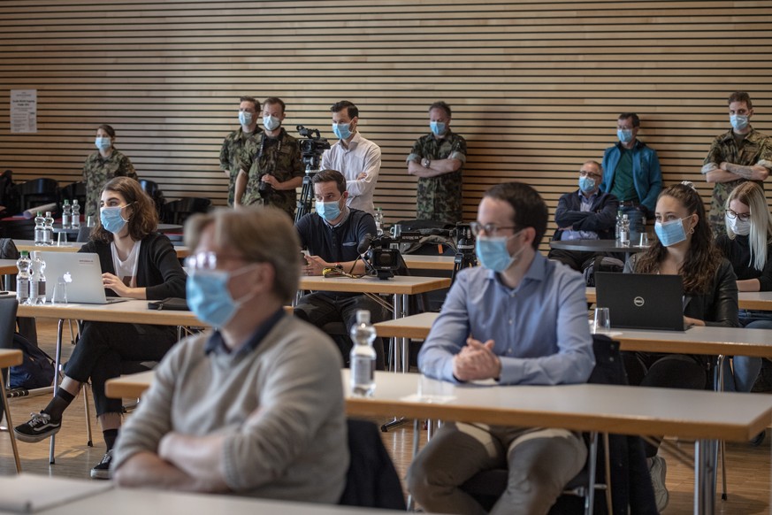 Die Medienkonferenz anlaesslich einer Medienfuehrung durch das neue Medical Centre Luzern in der Turnhalle und auf dem Areal des Schweizer Paraplegiker Zentrum in Nottwil am Montag, 6. April 2020. (KE ...