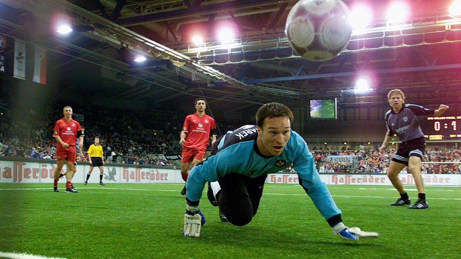 Bildnummer: 09651115 Datum: 06.01.2001 Copyright: imago/Pressefoto Baumann
Fussball DFB Hallenpokal 2001 Stuttgart Feature ; Fußball 2000 2001 2001 quer Fussball Fußball Hallenfußball Hallenfussball H ...