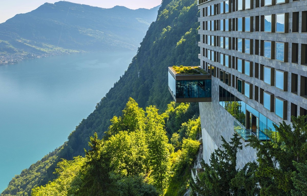 Hotel Five Stars Bürgenstock mit Blick auf den Vierwaldstättersee und die Berge an einem sonnigen Tag in Bürgenstock, Nidwalden, Schweiz, Europa *** Hotel Five Stars Bürgenstock with View at the Lake  ...