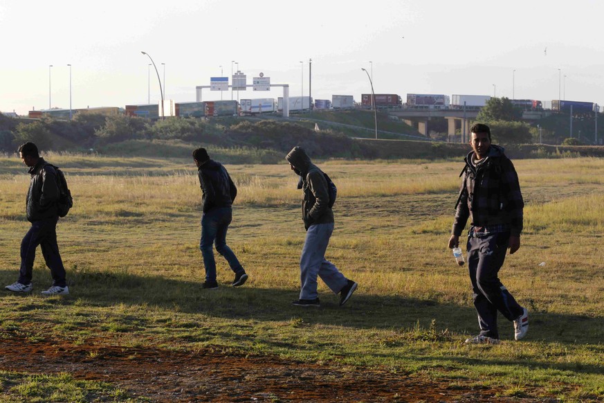 Jede Nacht versuchen Dutzende bis Hunderte Flüchtlinge in Calais, zum Areal des Eurotunnel vorzustossen, um einen Zug nach Grossbritannien zu erwischen.