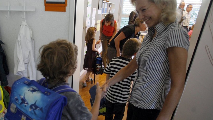 Die Primar-Lehrerin Lisbeth Mueller-Abri begruesst die neuen Erstklaessler in Stans, am Montag, 18. August 2008. (KEYSTONE/Urs Flueeler)
