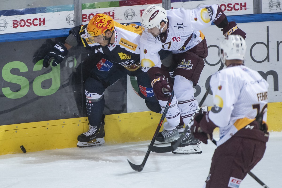 From left, Ambri's player Matt D'Agostini and Genv's player Arnaud Jacquemet, during the preliminary round game of National League A (NLA) Swiss Championship 2019/20 between HC Ambrì Pi ...