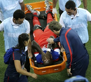 Jozy Altidore wird gegen Ghana in der ersten Halbzeit vom Platz getragen.