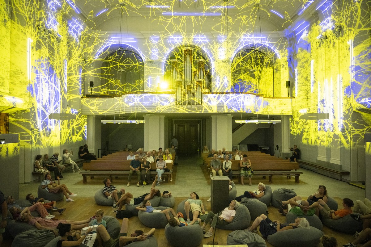 Besucher bestaunen die Lichtershow in der Reformierten Kirche �NEO- featuring GENESIS by Projektil� an der Badenfahrt 2023, aufgenommen am Freitag, 18. August 2023 in Baden. Das Volksfest Badenfahrt,  ...