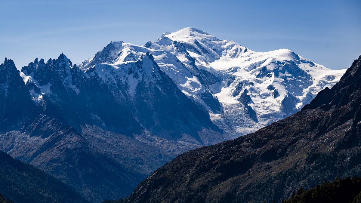 Uune vue du massif du Mont-Blanc, depuis le lac du barrage dﾂ脱mosson le jeudi 18 septembre 2025 a Finhaut, dans la Vallee du Trient. (KEYSTONE/Jean-Christophe Bott)
