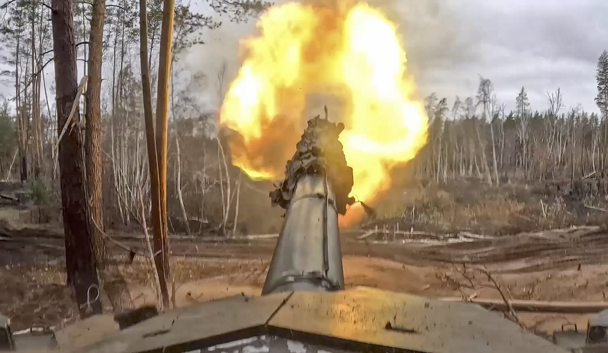 epa11734443 A still image taken from an undated handout video released by the Russian Defence Ministry Press-Service on 22 November 2024 shows a Russian T90M tank firing towards Ukrainian positions, a ...