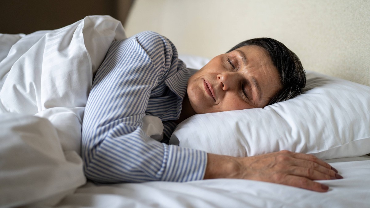 Eine ruhige �ltere Dame liegt gem�tlich in ihrem Bett im Schlafzimmer, eingeh�llt in eine kuschelige Decke, und schl�ft. Eine ruhige �ltere Dame liegt gem�tlich in ihrem Bett im Schlafzimmer, eingeh�l ...