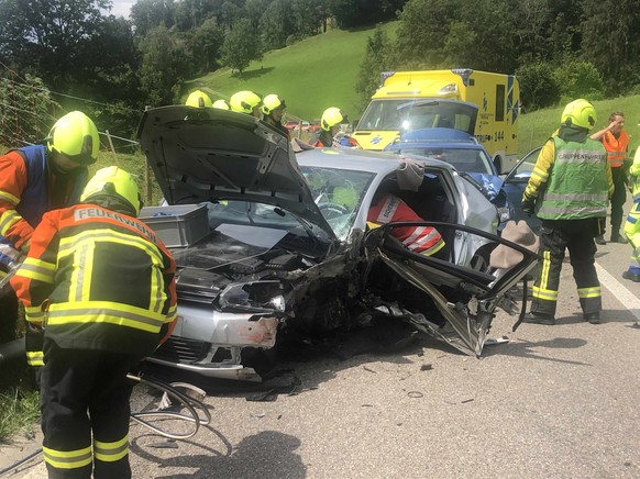 HANDOUT --- Am Sonntagnachmittag, 26. Juli 2020, kurz nach 14 Uhr, ist es auf der Umfahrungsstrasse in Ebnat-Kappel zu einer schweren Frontalkollision von drei Personenwagen gekommen. Es wurden sieben ...