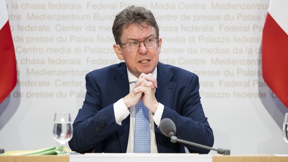Bundesrat Albert Roesti, spricht an einer Medienkonferenz ueber die Richtungsentscheid zur Eidgenoessischen Volksinitiative &quot;Jederzeit Strom fuer alle (Blackout stoppen)&quot;, am Mittwoch, 28. A ...