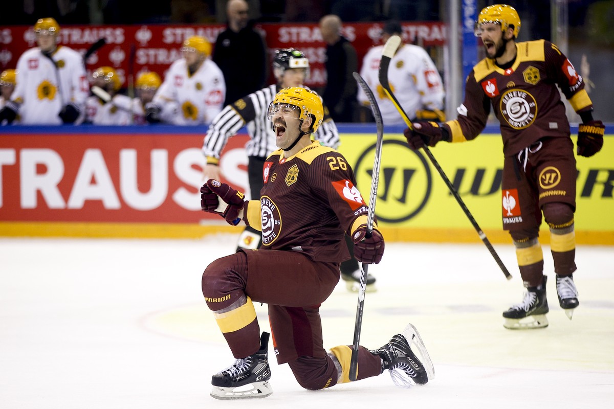 epa11168538 Geneve-Servette's forward Daniel Winnik, center, celebrates his 3-1 goal during the Champions Hockey League Final game between Switzerland's Geneve-Servette HC and Sweden's  ...