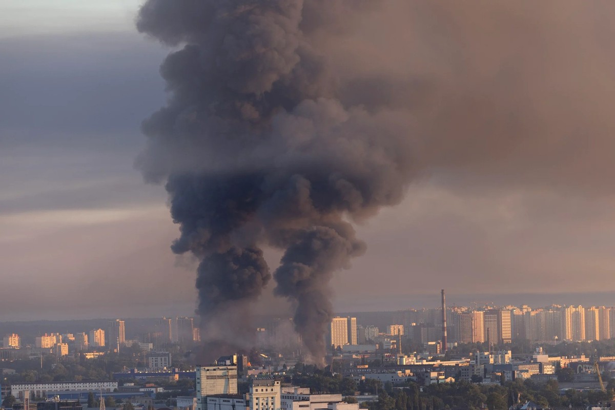 De la fumée s'élève au-dessus du centre de Kiev après une attaque russe à la roquette, le 2 juillet.