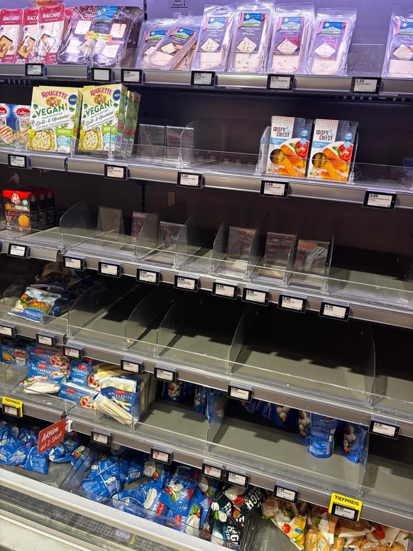 Leere Milchprodukteregale bei der Migros. Sie kämpft wegen einer IT-Panne mit Lieferengpässen.