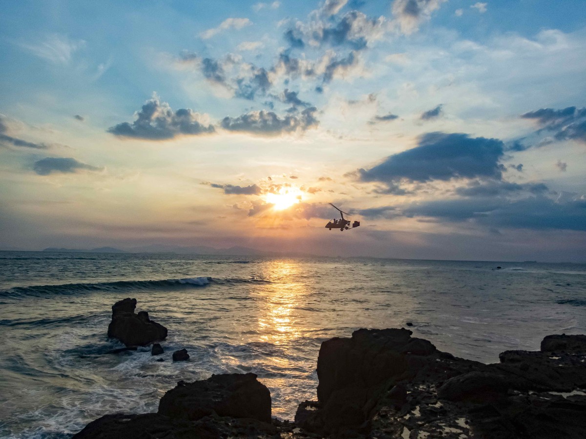 epaselect epa11294928 A helicopter flys over Bajamar beach in the Puntarenas region, 16 April 2024 (Issued 22 April 2024). High temperatures and the lack of rains originated by the El Nino phenomenon  ...