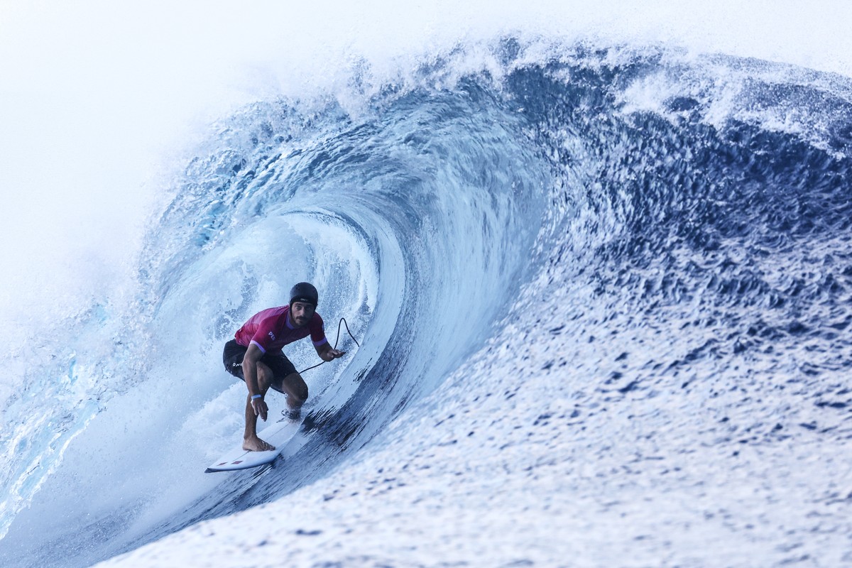 epa11507820 Alonso Correa of Peru in action during the Men round 3 of the Surfing competitions in the Paris 2024 Olympic Games, in Teahupo'o, Tahiti, 29 July 2024. EPA/FAZRY ISMAIL