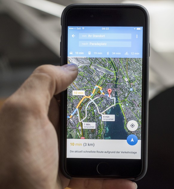 Route display on Google Maps, a mapping mobile app developed by Google, photographed on a smart phone in Zurich, Switzerland, on January 5, 2016. (KEYSTONE/Christian Beutler)

Routenberechnung auf Goo ...