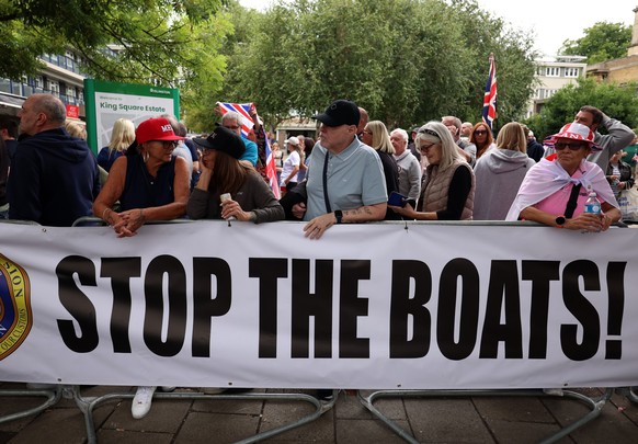 epa12279757 Far-right protesters demonstrate outside a hotel housing asylum seekers where anti-facist protesters also rallied in London, Britain, 02 August 2025. Far-right protests outside hotels hous ...