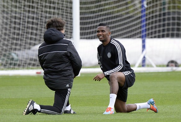 epa04157865 Chelsea's Samuel Eto'o (R) warms up during a team training session at their training ground in Cobham, Surrey, Britain, 07 April 2014. Chelsea will face Paris Saint-Germain in an UEFA Cham ...