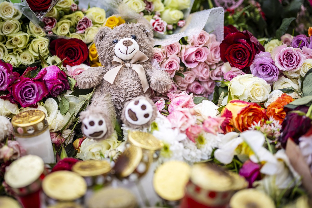 Ein Teddybaer liegt neben Blumen und Kerzen bei einer Gedenkstaette an einem Waldrand in der Naehe des Schutzenhaus Berikon, am Dienstag, 13. Mai 2025 in Berikon AG. Eine 14-Jaehrige soll am Sonntagna ...