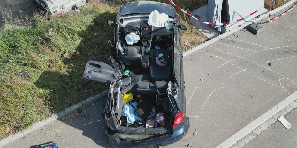 Am Sonntagmorgen verursachte eine 24-Jährige nach einer Unterführung in Dietikon einen schwere Kollision mit einem entgegenkommenden Auto. Die 24-jährige wurde schwer verletzt und mit einem Helikopter ...