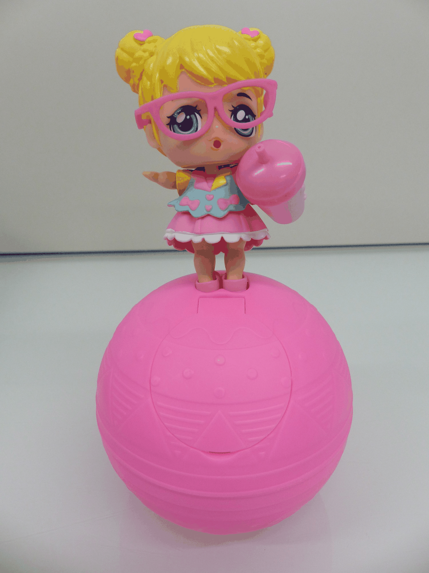 Beliebte Spielwaren wie Surprise Dolls (Puppen) und Squishy-Figuren enthalten für Menschen gefährliche Substanzen.