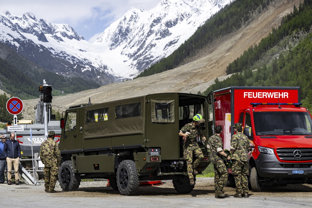 Swiss Army soldiers arrives in Wiler, Switzerland, Thursday, May 29, 2025, as a large part of the village of Blatten, located in the Loetschental Valley in the canton of Valais, was buried under masse ...