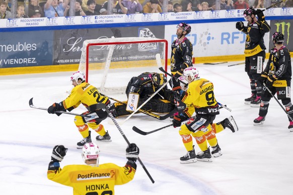 Berns Marco Lehmann, links, jubelt nach seinem Siegestor zum 1:2 im Eishockey-Qualifikationsspiel der National League zwischen dem HC Ajoie und dem SC Bern in der Raiffeisen Arena in Porrentruy, am Fr ...