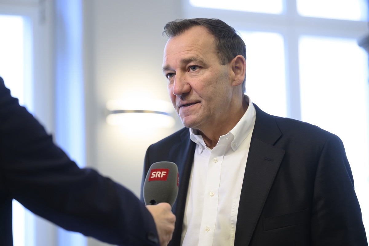 Thomas Matter, Nationalrat, SVP-ZH beantwortet Fragen des SRF nach der Medienkonferenz des ueberparteilichen Ja-Komitees zur SRG-Halbierungsinitiative, fotografiert am Mittwoch, 14. Januar 2026 in Ber ...