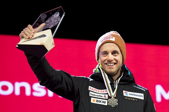 epa05791419 Mauro Caviezel of Switzerland celebrates during the award ceremony after winning the bronze medal in the men&#039;s Alpine Combined race at the 2017 FIS Alpine Skiing World Championships i ...