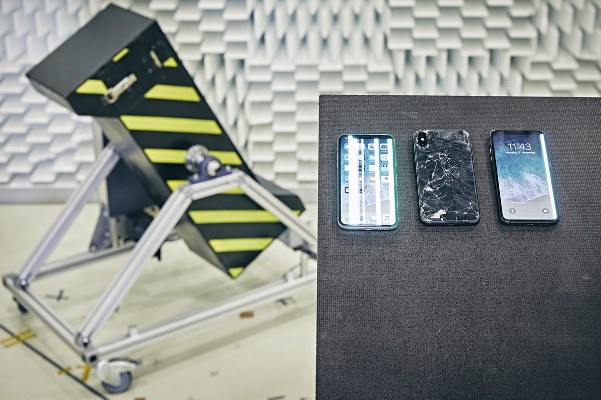 Das iPhone X nach dem Falltest: Streifen im Display und zersplitterte Rückseite.