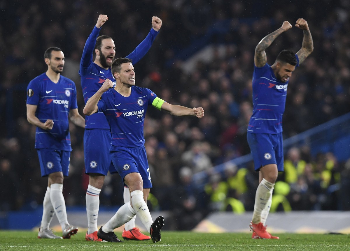 epa07559569 Chelsea's Cesar Azpilicueta (3-L) reacts during the penalty shoot out of the UEFA Europa League semi final second leg match between Chelsea FC and Eintracht Frankfurt, at Stamford Bri ...