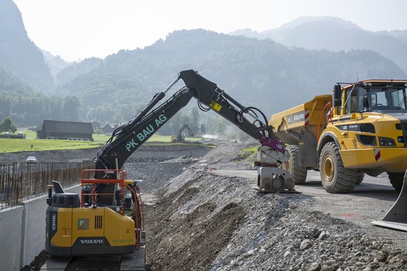 Die Bauarbeiten beim Bau des neuen Auffangbecken oberhalb der Engelbergeraa in Dallenwil haben begonnen. Die neue 35 Tonnen schwere Holzbruecke oder Buerersteg wurde mit einem Kran an den neuen Ort ge ...