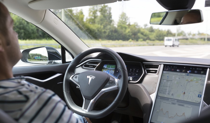 Tesla schränkt Autopilot massiv ein – Besitzer laufen Sturm