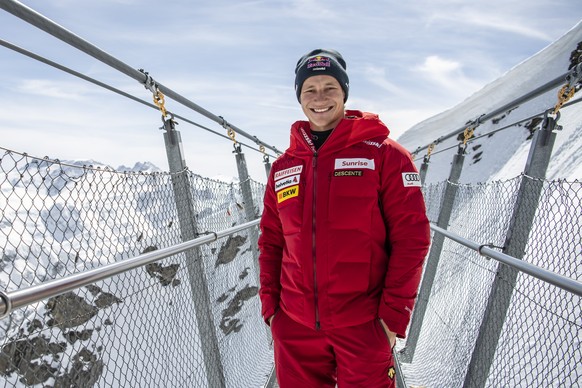 Der Schweizer Skirennfahrer Marco Odermatt posiert an einem Sponsoren Photoshooting Tag auf dem Titlis oberhalb von Engelberg am Dienstag, 12. April 2022. (KEYSTONE/Urs Flueeler)